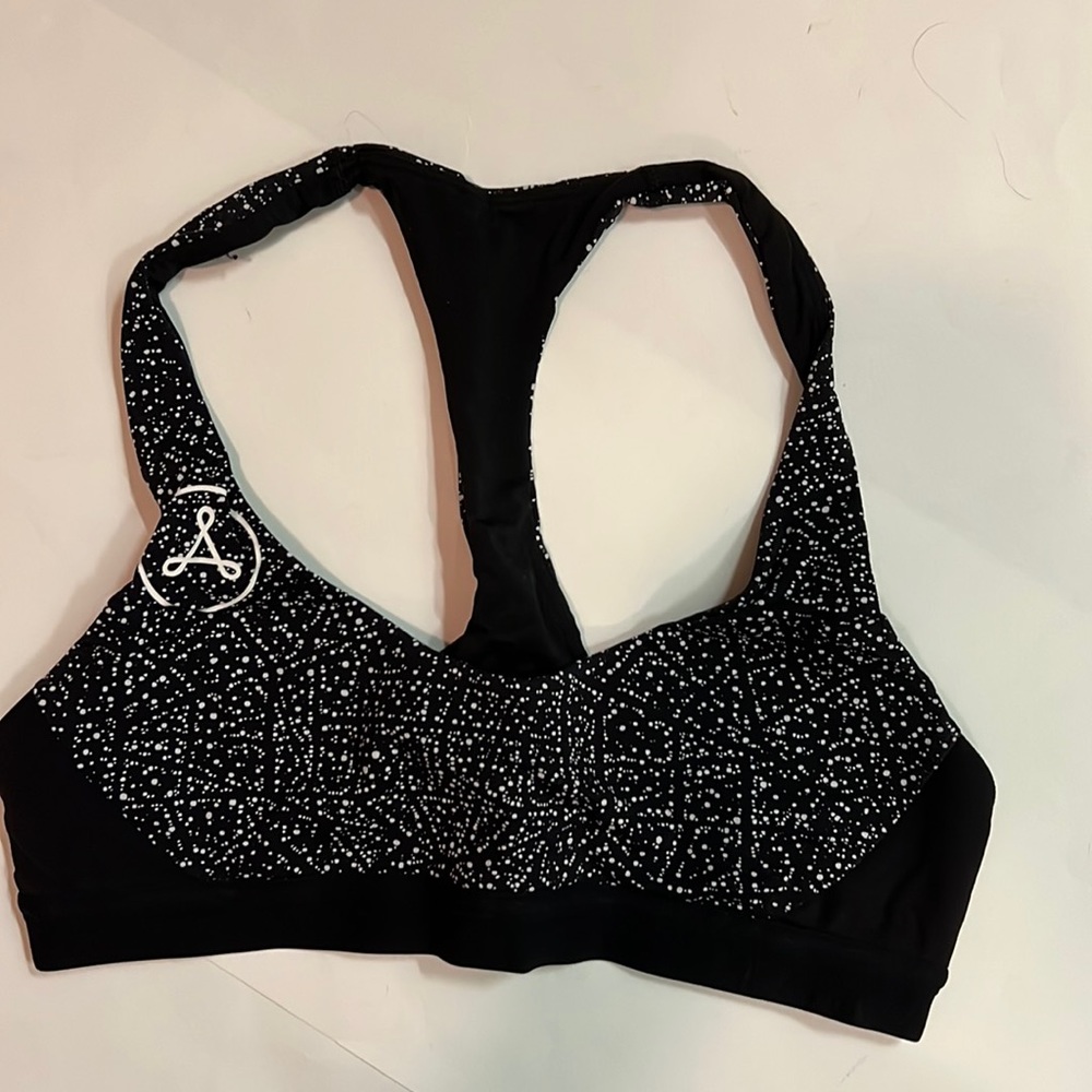 Lululemon gently worn Box it Out sports bra size 6 🖤🤍